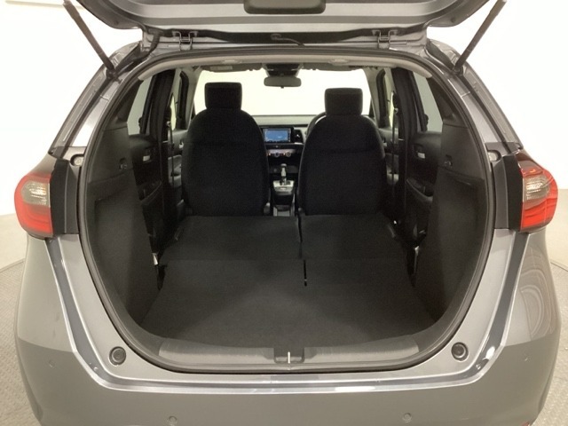 リアシートの背もたれは女性でも容易にシートアレンジが出来るように設定しており、ワンアクションで倒すことも起こすことも可能です。後部座席すべてをフラットな状態にも出来ます。