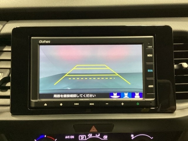 バックでの車庫入れも安心です！　リアカメラが付いているバックモニター付のナビを装備しております。操作線もついており距離感も画面から確認できます。