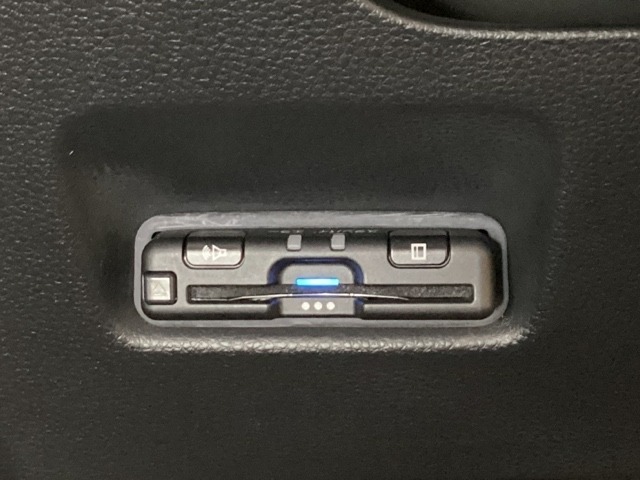 ハンドルの左下にETCがついています。高速道路の料金所の通過も楽々です。　カードの取り出しもしやすい場所についています。