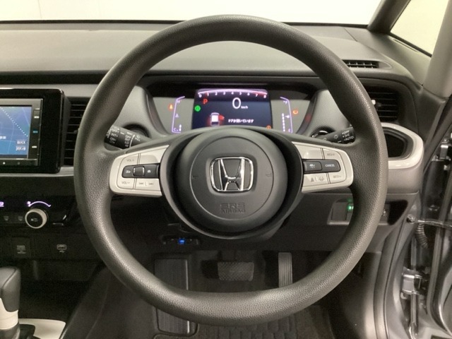 オーディオのチャンネル変更やボリュームなどの操作スイッチの他にレフトセレクターホイールがついています。中央部を指先で上下に動かすことで、マルチインフォメーション・ディスプレイの各表示が確認できます。