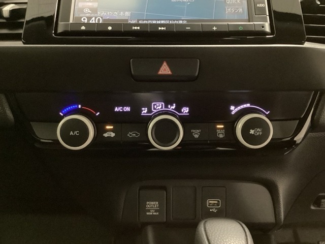 マニュアルエアコン装備です。風量調節など手動で行いますが、簡単操作で快適に過ごせます。