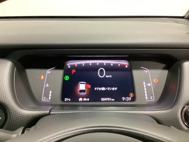 デジタル表示のスピードメーターとタコメーター、燃費やオドメーターなどの表示の他に、ホンダセンシング機能などの表示もできる多機能なマルチインフォメーション・ディスプレイです。