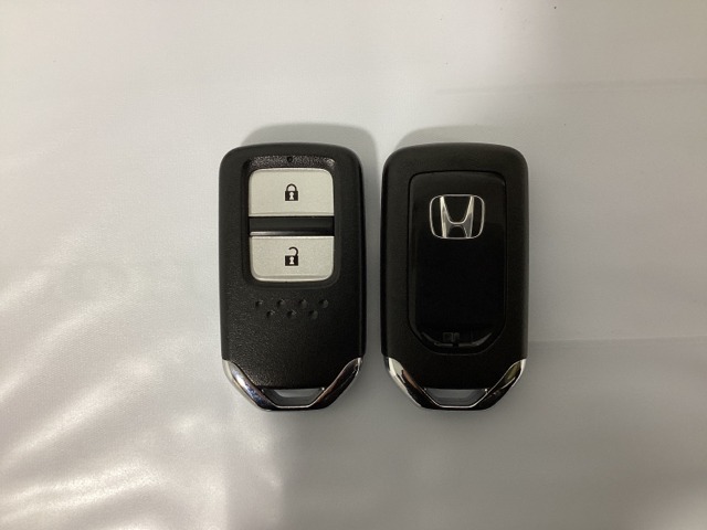 スマートキーを装備しています。鍵を差し込むことなくドアロックの開け閉めと、スタートボタン操作でのエンジンスタートができます。スペアキーも同じものを用意しております。