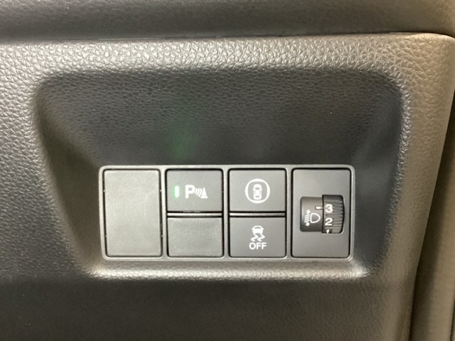 ハンドルの右側にはヘッドライトレベライザーとVSA（ABS＋TCS＋横滑り抑制）の解除スイッチなどがついています。ヘッドライトレベライザーは道路状況や積荷の加重に応じてライトの高さを調節できます。