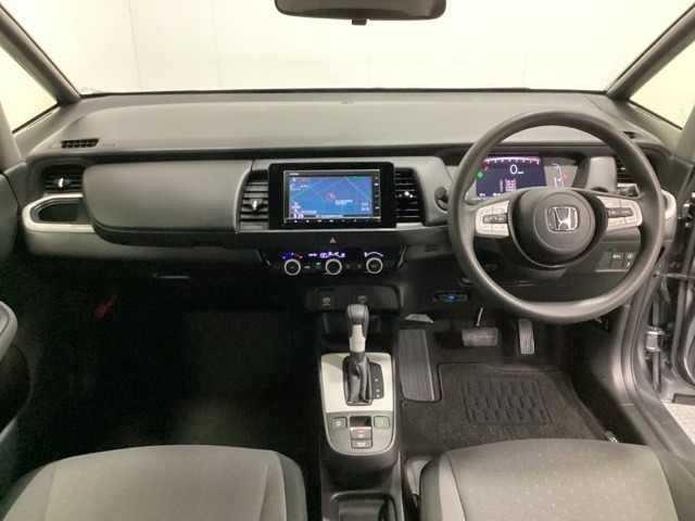 車内は光触媒抗菌消臭施工済です。インパネ周りはスタイリッシュなデザインです。グローブボックスやカップホルダーのほかにトレーなどたくさんの収納スペースが付いています。