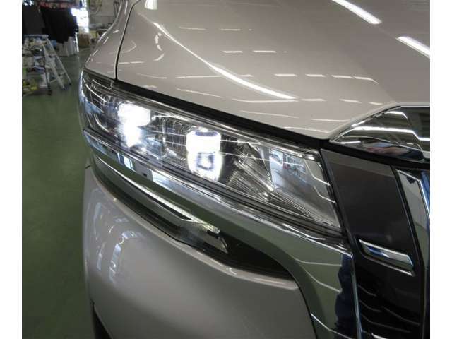 高輝度でしかも消費電力の少ないLEDをハイ、ロービームに採用。