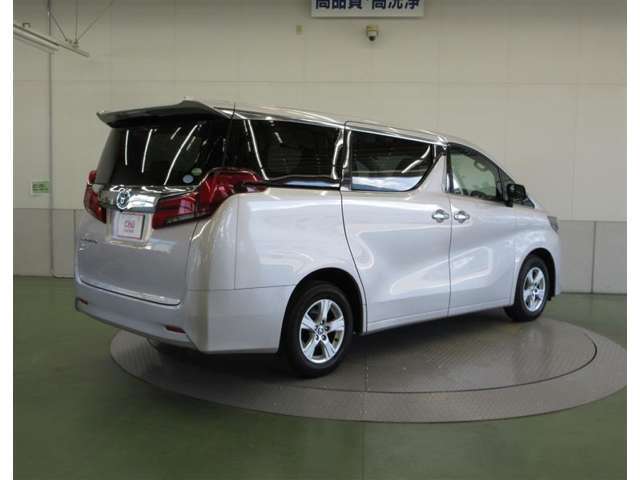 リヤサスペンションは、高級車の定番ダブルウィッシュボーンを採用。優れたコーナリングと乗り心地を実現。