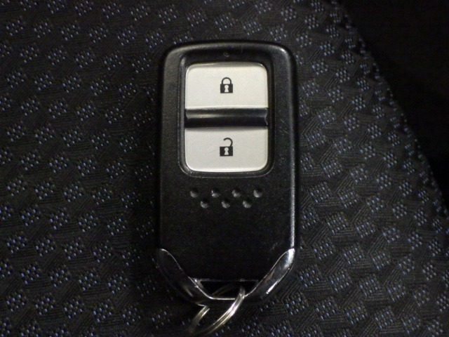 スマートキー付！キーを取り出さなくてもドアロックの施錠・開錠、エンジンの始動が出来ます！雨の日や荷物の多い日にとても便利ですね♪