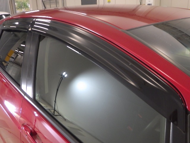 雨天時の換気に役立つドアバイザーを装備☆陽射しを遮る効果もありますので、人気の用品です☆