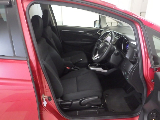 すわり心地の良い運転席・助手席です。長時間のドライブの疲れ軽減に貢献します。どうぞ快適なドライブを♪