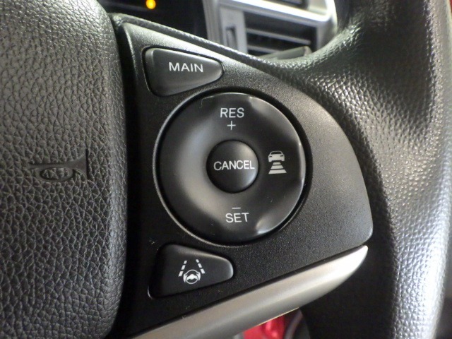 ハンドル右側にはクルーズコントロールのスイッチが装備され運転中の操作も安心して行えます！