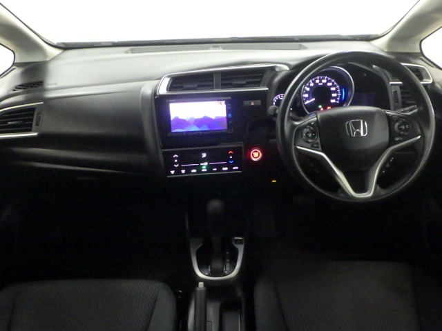 ドライバーを包み込むように、ディスプレーやスイッチ、コンソールを配置。座った瞬間から運転への期待が！空間そのものの心地よさにこだわっています。