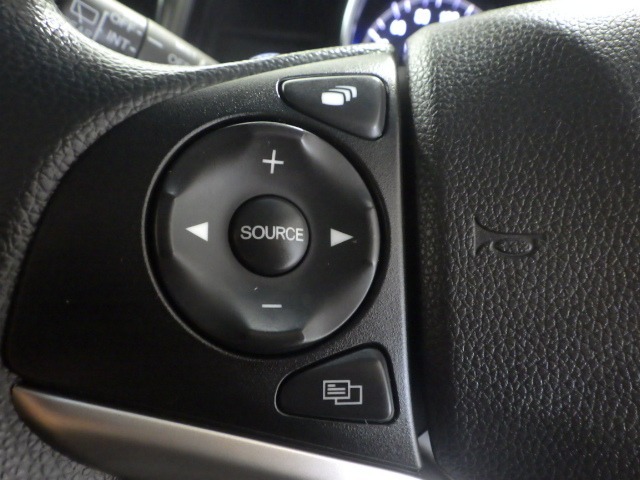 ハンドルにオーディオの操作スイッチが装備されています！視線を前方から外さずハンドルから手を離さずに操作できるのでとっても安全ですね♪