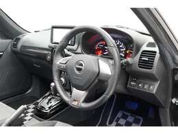 すっきりまとめられた視認性の良いインパネ周りです。操作スイッチも使用しやすい位置に配置されています。