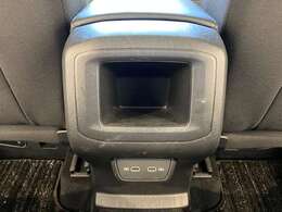 【後部座席操作部】『後部座席周辺の装備』の画像になります。写真の内容に関してご不明点、ご質問等がございましたらお気軽にガリバー店舗までお問い合わせください。