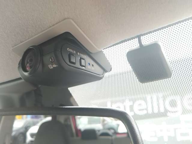 万が一の時に強い証拠となる純正ドライブレコーダー！車室内カメラで車内と車側面を撮影記録。リヤガラス越しに後方撮影にも対応しています。
