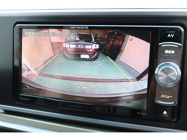 シフトをリバースに入れると、後方の様子を映してくれます！バックや駐車の際にすごく便利です☆