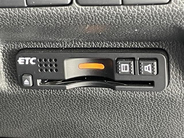 【ETC】有料道路の乗り降り時に停車することなくスマートに乗り入れが可能になったり、割引を受けることができる嬉しい装備です。