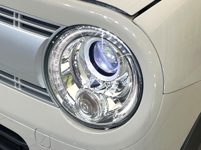 【LEDヘッドライト】悪天候や夜間走行時も良好な視界を確保し安心して運転できる高輝度LEDヘッドライトを装備！点灯速度が早く、消費電力も抑えられています。