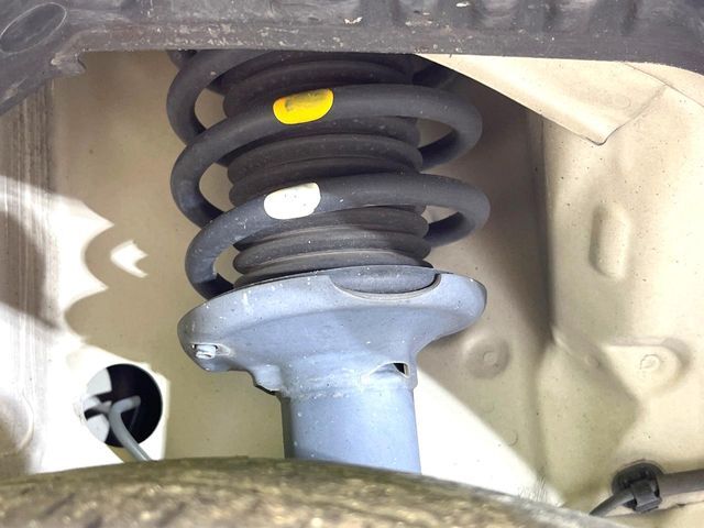 お車を安心してお乗りいただく為には、足回りの定期点検が欠かせません。サービスサポート（有償保証）では無料点検もご提供しており、安心のカーライフをお過ごしいただけるサポート体制が整っています。
