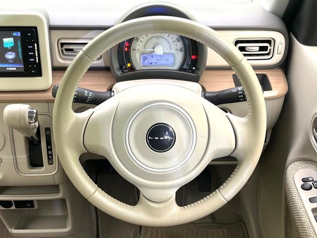 インテリアに合わせたデザインのステアリングは、運転される方のことも考え、運転しやすい形状、大きさです。是非一度、実際に触ってお確かめください。