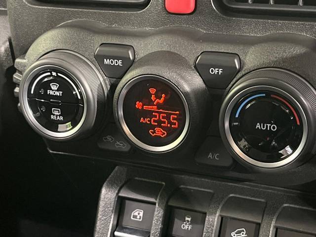 【オートエアコン】一度お好みの温度に設定すれば、車内の温度を検知し風量や温度を自動で調整。暑い…寒い…と何度もスイッチ操作をする必要はありません。快適な車内空間には必須の機能ですね♪