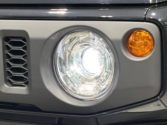 【LEDヘッドライト】悪天候や夜間走行時も良好な視界を確保し安心して運転できる高輝度LEDヘッドライトを装備！点灯速度が早く、消費電力も抑えられています。