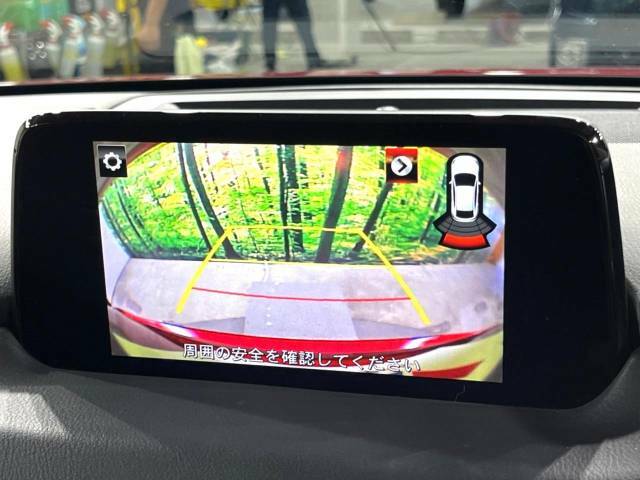 【バックカメラ】駐車時に後方がリアルタイム映像で確認できます。大型商業施設や立体駐車場での駐車時や、夜間のバック時に大活躍！運転スキルに関わらず、今や必須となった装備のひとつです！