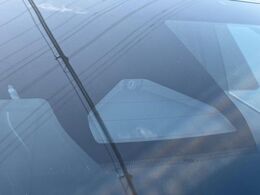 【トヨタセーフティセンス】走行中に前方の車両等を認識し、衝突しそうな時は警報とブレーキで衝突回避と被害軽減をアシスト。より安全にドライブをお楽しみいただけます。