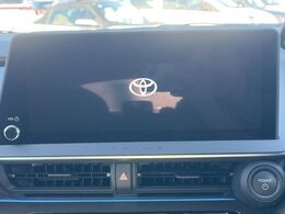 【12.3インチディスプレイオーディオ】スマートフォンと連携が可能な大画面ディスプレイオーディオです。スマートフォンのナビ機能を使用したり、Bluetooth接続で音楽もお楽しみいただけます！