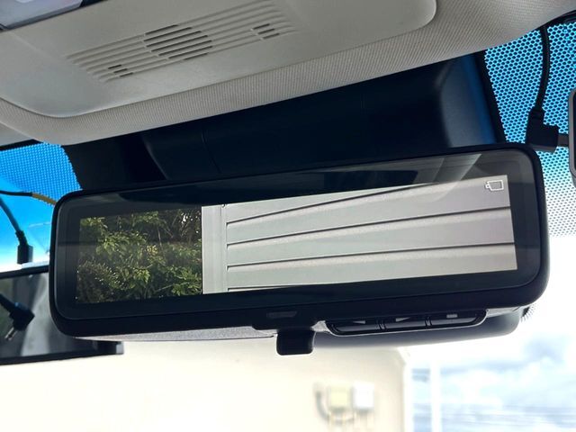 【デジタルインナーミラー】後席の大きな荷物や同乗者で後方が確認しづらい時でも安心！カメラが撮影した車両後方の映像をルームミラー内に表示。クリアな視界で状況の確認が可能です！