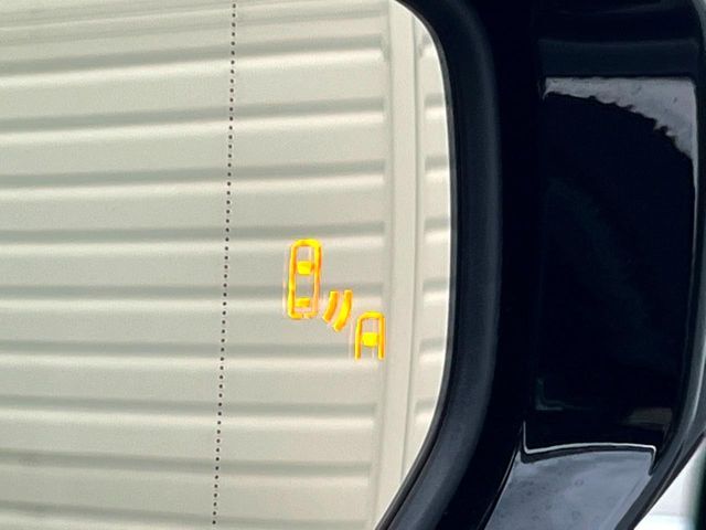 【ブラインドスポットモニター】走行中、ドアミラーの死角になりやすい箇所に後続車が接近するとサイドミラーのレンズに警告を表示！ドライバーに注意喚起をしてくれます。