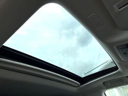 【ムーンルーフ】開放感たっぷりの希少装備、ムーンルーフが装着されています！車内に明かりを取り入れたり景色を楽しむ以外にも、車内の空気も簡単に換気できて快適です！