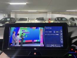【純正12.3インチナビ】フルセグテレビやブルートゥース接続など多彩な機能を併せ持っており、インパネ周りがすっきりしてますね！良質な音源の【JBLプレミアムサウンドシステム】も搭載しています！