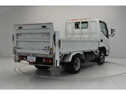 後続車から視認性の良いストップランプの配置で追突抑制になります。