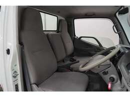 蒸れにくく快適な座り心地です。布なので滑りにくく耐久性が高く念入りなお手入れがいらないというメリットがあります。