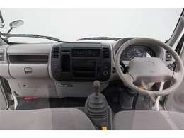 すっきりまとめられた視認性の良いインパネ周り。操作スイッチも使用しやすい位置に配置されています。