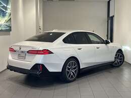 コンフォートドライブ　BMW正規ディーラー/認定中古車2年保証　弊社デモカー　禁煙　アダプティブサスペンション　黒レザーシート　　ハーマンカードンスピーカー　シートヒーター/シートクーラー　全方位カメラ