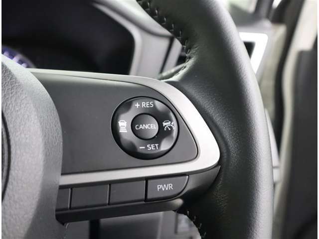 ステアリングスイッチ付き。前方から目を離すことなく操作することが可能です。