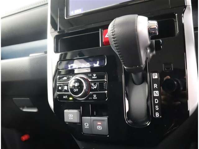 エアコンもオートで空調のコントロールができます。