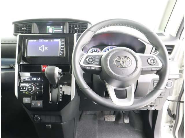 ハンドル周りです。運転している間、長く触れているものだから手に馴染むハンドルがいいですよね♪握ると欲しくなっちゃいますよ。