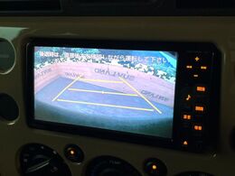 【バックカメラ】駐車時に後方がリアルタイム映像で確認できます。大型商業施設や立体駐車場での駐車時や、夜間のバック時に大活躍！運転スキルに関わらず、今や必須となった装備のひとつです！