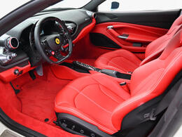 内装はRosso Ferrariがセレクトされた華やかなインテリアです