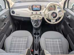 内装はライトグレーを基調としたシックで落ち着いた雰囲気の車内になっております♪パネルやスイッチ類には目立つキズや汚れ等も無くキレイな状態です♪