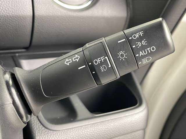 【運転席操作部】『運転席周辺の装備』の画像になります。快適なドライブを楽しむための機能が装備されています！運転席から触れるので使いやすいです！