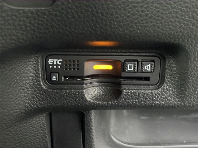 【ETC】有料道路を利用する際に料金所で停止することなく通過できる、ETC車載器（ノンストップ自動料金収受システム機器）が装備されています。セットアップを行うことで利用可能になります。