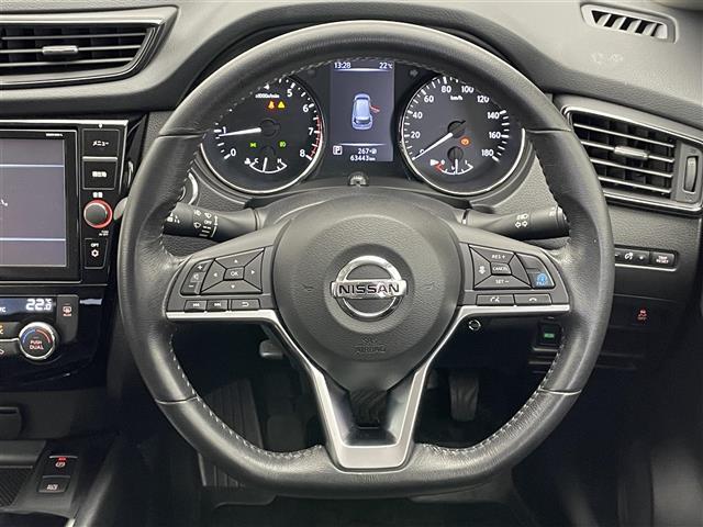 【純正革巻きステアリング】上質な革を使用することで、手にしっかり馴染み運転しやすい素晴らしいハンドルです。