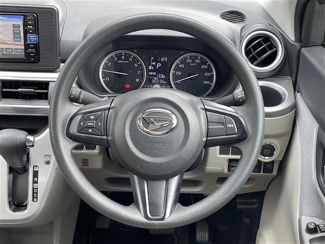 こちらはハンドルの写真です。中古車なので、若干の使用感はありますが、破損、不具合等はありません。弊社はユーザー様から買取した車両を、一台一台チェックして問題のない車両を掲載しております。ご安心ください