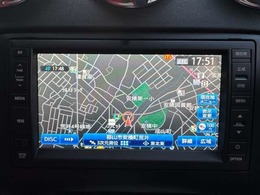 ナビが装備されてますので初めて訪れる場所でも迷わずに目的地に到着できますね♪長距離ドライブでCDも聞くことが出来るので、ドライブも一層楽しくなりますよ♪TV視聴やBluetooth接続もOK♪
