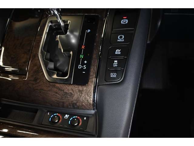 電動パーキングブレーキ搭載！スイッチ操作でパーキングブレーキを作動・解除できます。シートヒーター/シートベンチレーター装備！シートを暖めたり、シートから風を出して通気をよくでき快適です♪